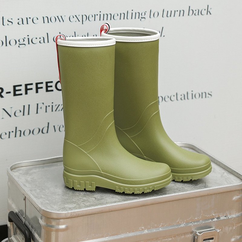 New Japanese style women's rain boots, simple mid-high style, waterproof and non-slip work shoes, suitable for outdoor use, kitchen, and rainy days.