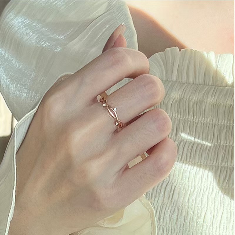 A unique, minimalist design for women, featuring a vine-inspired open ring, a delicate and simple tree branch-shaped ring for the index finger, with a fresh and natural forest vibe, making it a versatile and easy-to-match accessory.