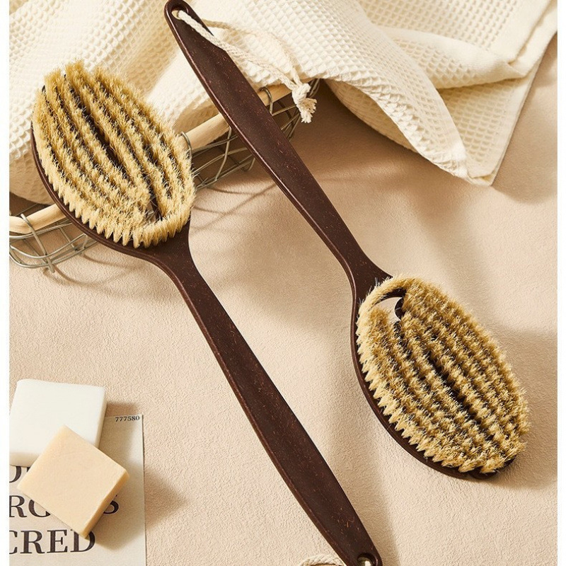 New long boar bristle and coconut fiber bath brush, 2-in-1 dry and wet brush, palm-shaped curved handle for scrubbing.
