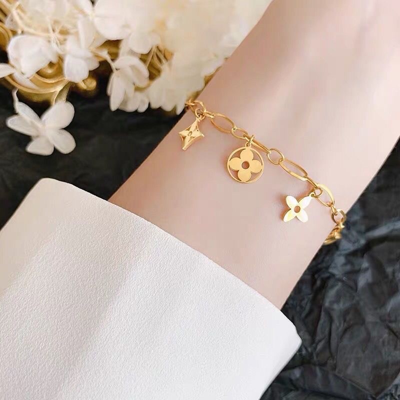 A gold-plated, all-titanium steel necklace with a cool, minimalist design and openwork four-leaf clover pattern. It exudes understated luxury, style, and is colorfast.