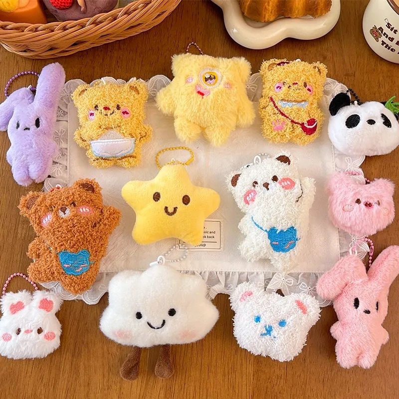 Small gifts include wedding throwing dolls, cartoon plush pendants, keychains, pendants, bags, dolls, and ornaments