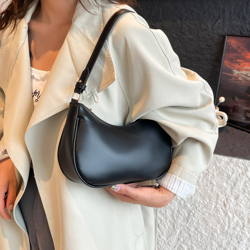 Niche color-blocked textured crescent-shaped underarm bag for women, new 2025 style, chic, fashionable, simple, single-shoulder handbag.
