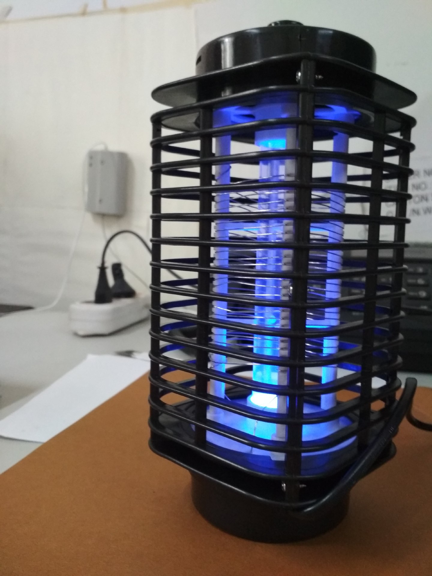 Electric mosquito killer lamp, plug-in household mosquito repellent lamp, flies and mosquitoes, ultraviolet light mosquito protection.