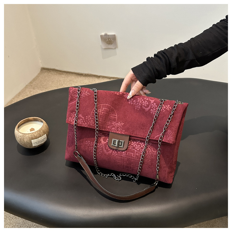 Korean style casual versatile underarm bag for women, 2024 new style, Chanel-inspired quilted chain bag, fashionable and simple crossbody bag.