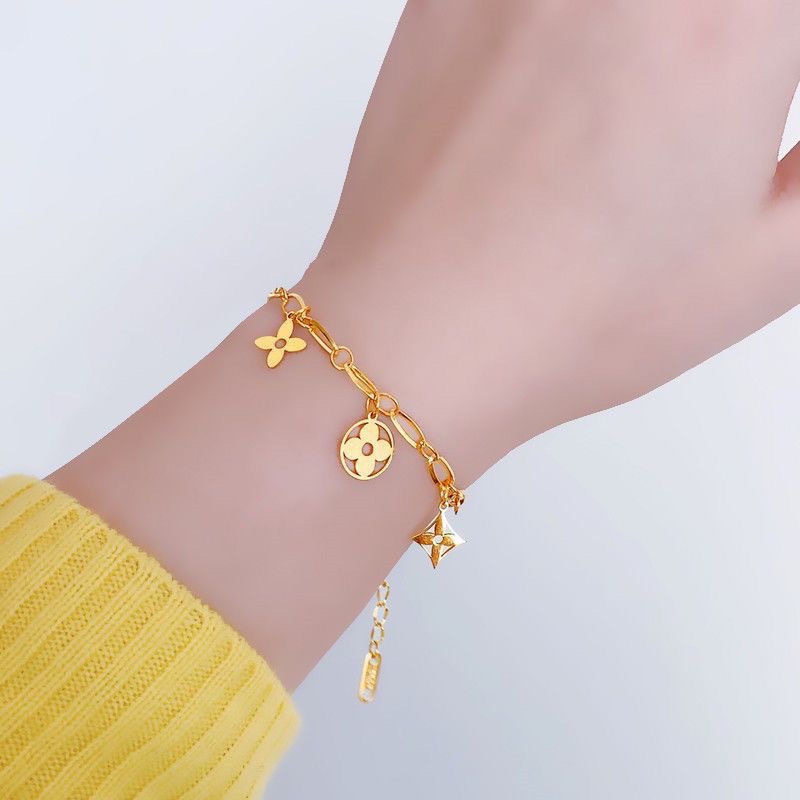 Titanium steel gold hollow four-leaf clover tassel bracelet for women, colorfast, Japanese and Korean style diamond-shaped small flower jewelry.