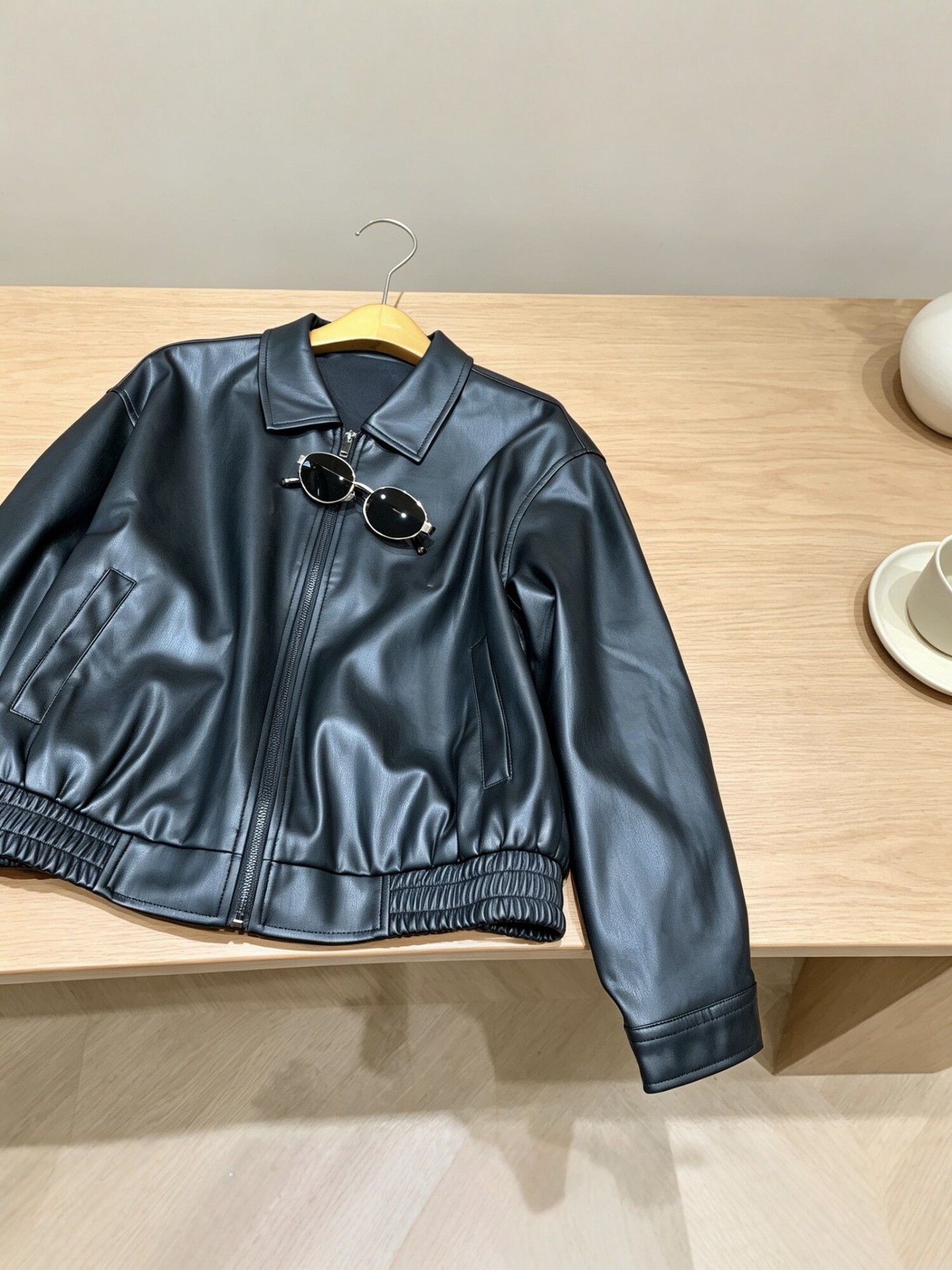 The new autumn retro casual PU leather short jacket for women is loose, slimming and cool, with a motorcycle style and a relaxed tone. It's trendy