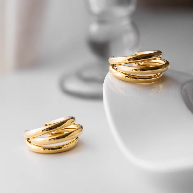 European and American style metal earrings for women, three-ring circle, elegant retro style, trendy C-shaped earrings, silver needle stud earrings.