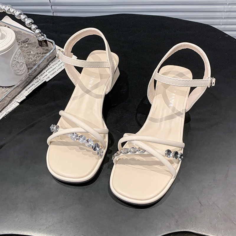 French-style open-toe rhinestone sandals, new summer 2026 style, fashionable, chunky heel, square toe, single buckle, perfect for pairing with skirts.