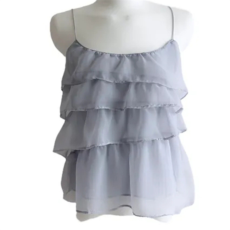 Dongdaemun, South Korea, has launched a new slimming and figure-flattering sleeveless T-shirt with a versatile style, featuring a cake wave chiffon top and a hanging vest