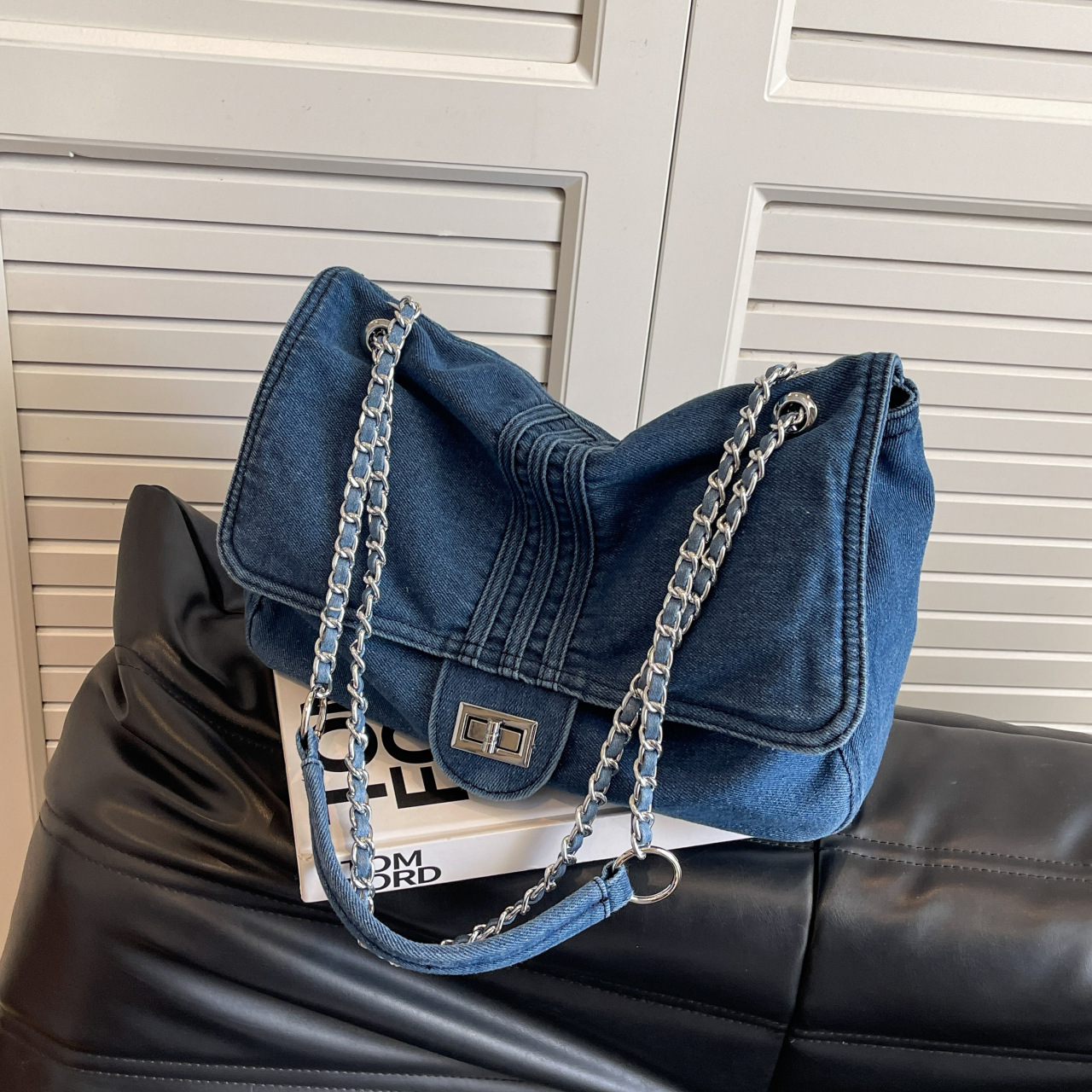 Casual denim shoulder bag for women, 2024 Japanese and Korean style spring/summer new canvas chain bag, high-end crossbody bag, trendy.