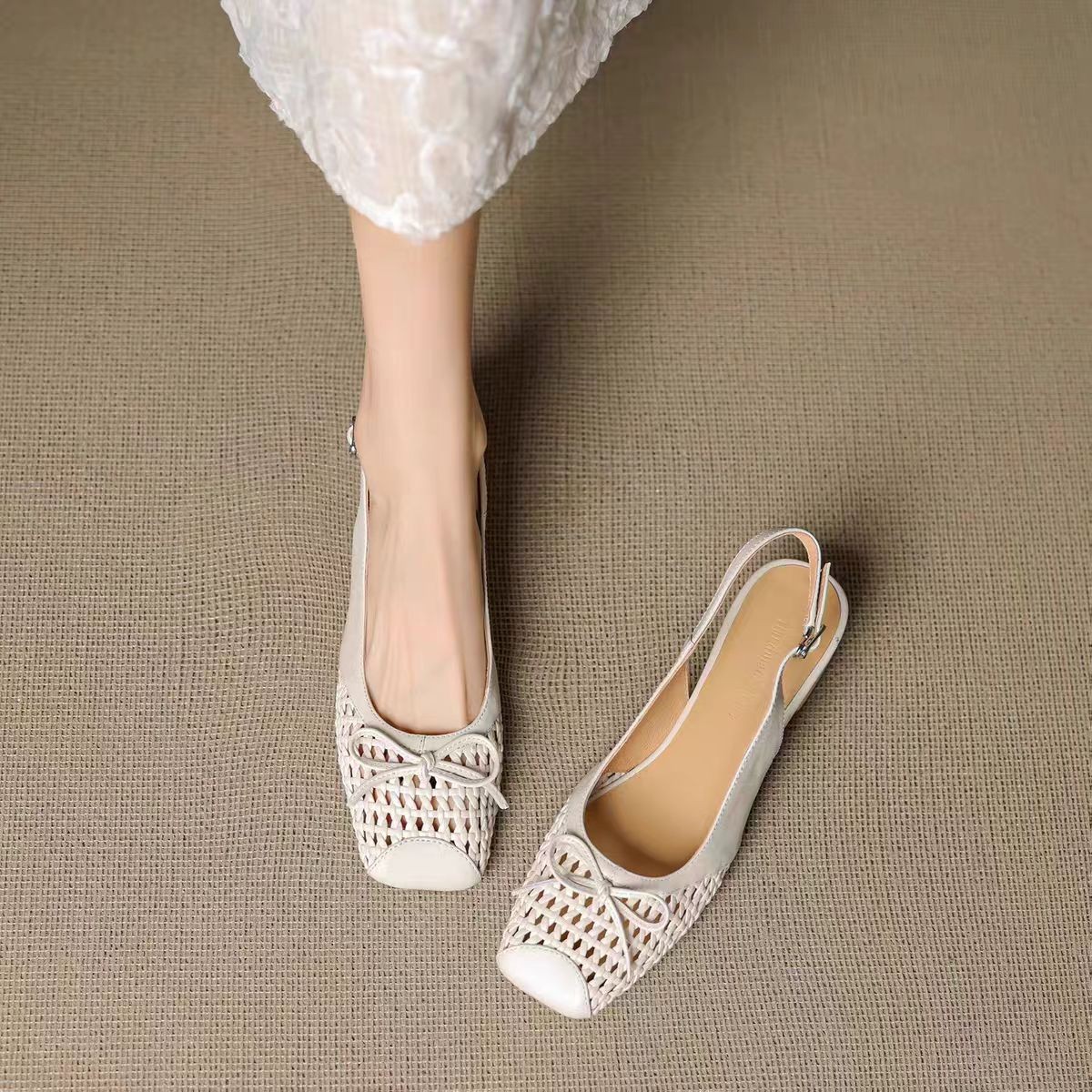 French-style soft leather openwork closed-toe sandals for women, new summer style 2026, comfortable, versatile, not tiring, chunky heel, open back.