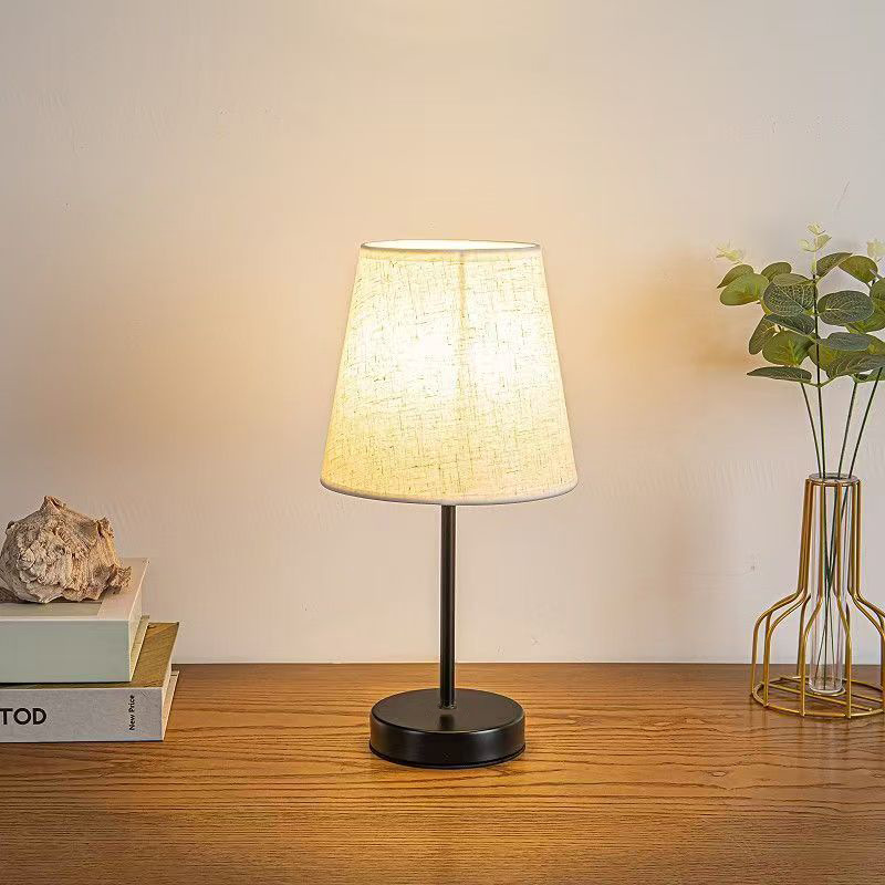 Table lamp, bedroom bedside lamp, Instagram-worthy, girly, cozy table lamp, creative Nordic style bedside table, hotel, homestay, minimalist style.