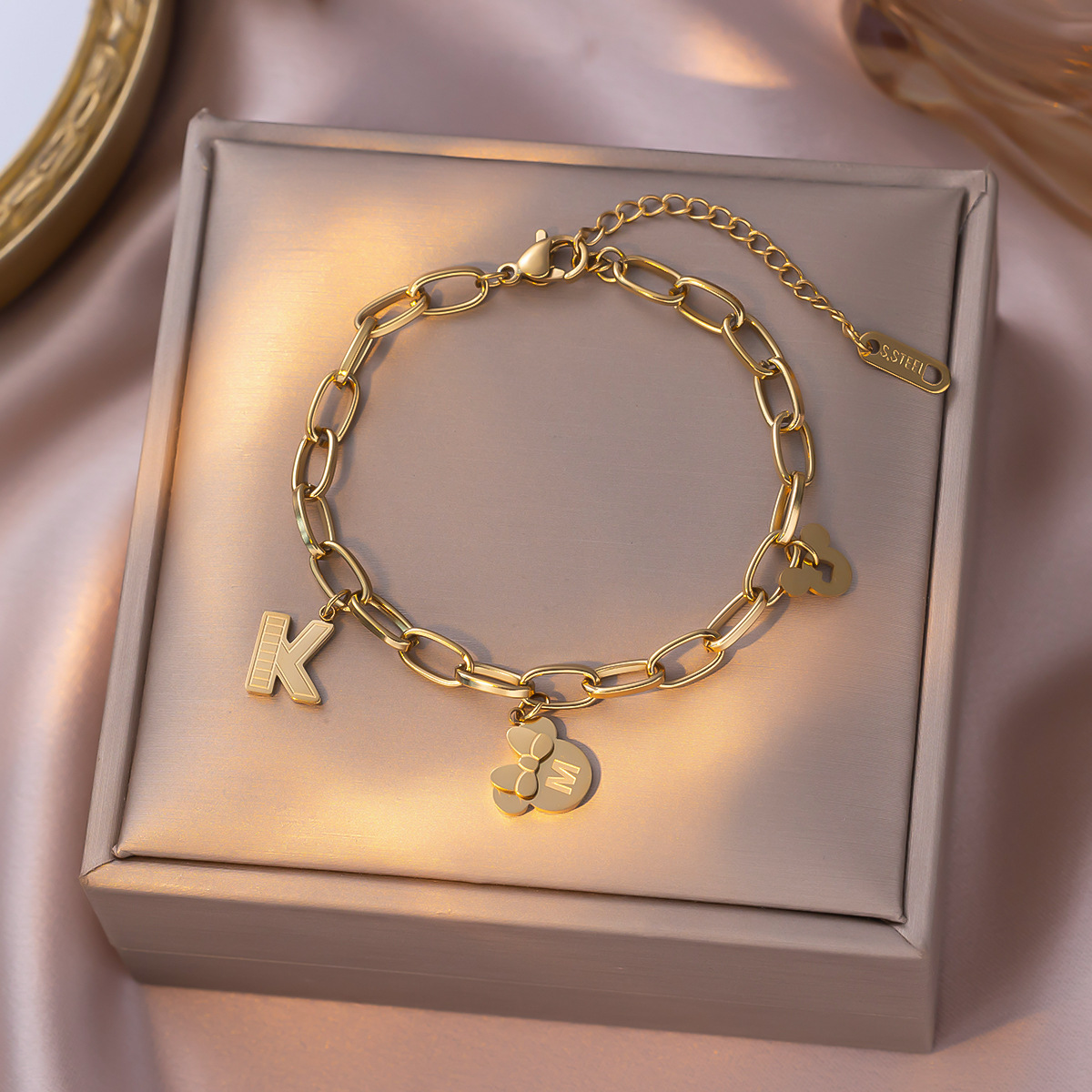 Cross-border hot-selling light luxury Japanese and Korean style titanium steel bracelet for women, versatile and fashionable, new ins style, high-end and colorfast.