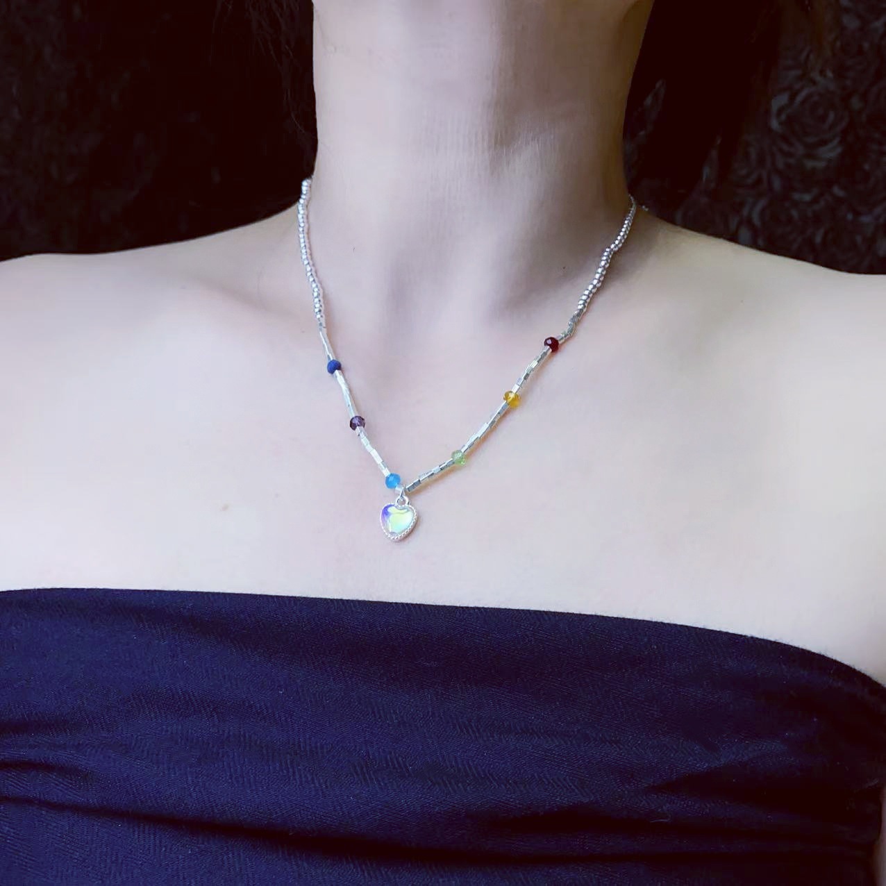 Colorful beaded heart and flower necklace, new style, light luxury, niche design, dopamine clavicle chain, sweater chain, accessory.
