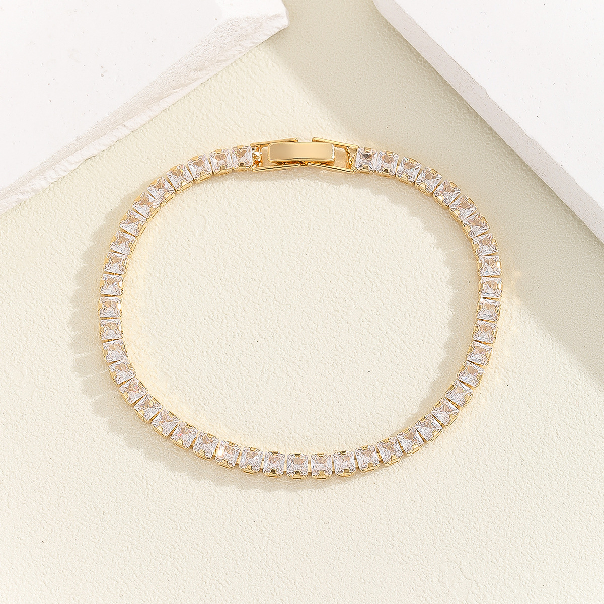 Cross-border high-end original light luxury designer bracelet, high-end sweet versatile accessory, niche and personalized design bracelet