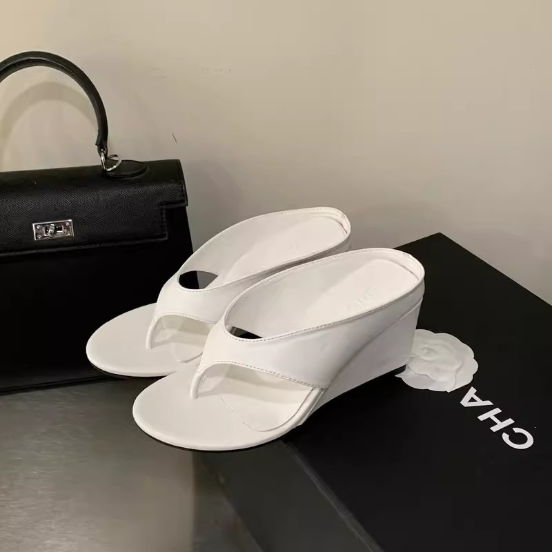 Polka dot platform flip-flops for women, 2026 new style, versatile Korean style sandals, height-increasing, suitable for outdoor wear, toe-holding, wedge heel, summer.