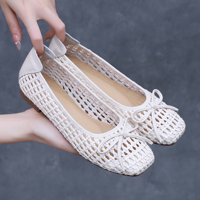 Retro hollow-out flat sandals for women, 2026 new summer style, woven round toe, shallow mouth, slip-on, granny shoes.
