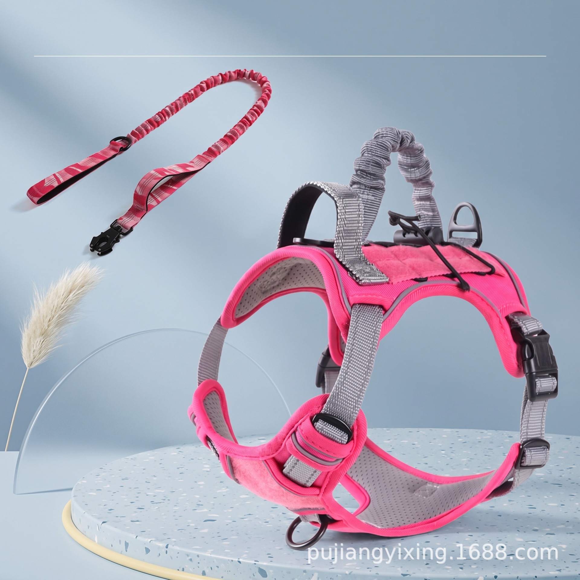 The dog's chest and back straps are explosion-proof, the tactical vest is used to prevent breaking when going out, and the vest type leash is retractable for medium and large dogs