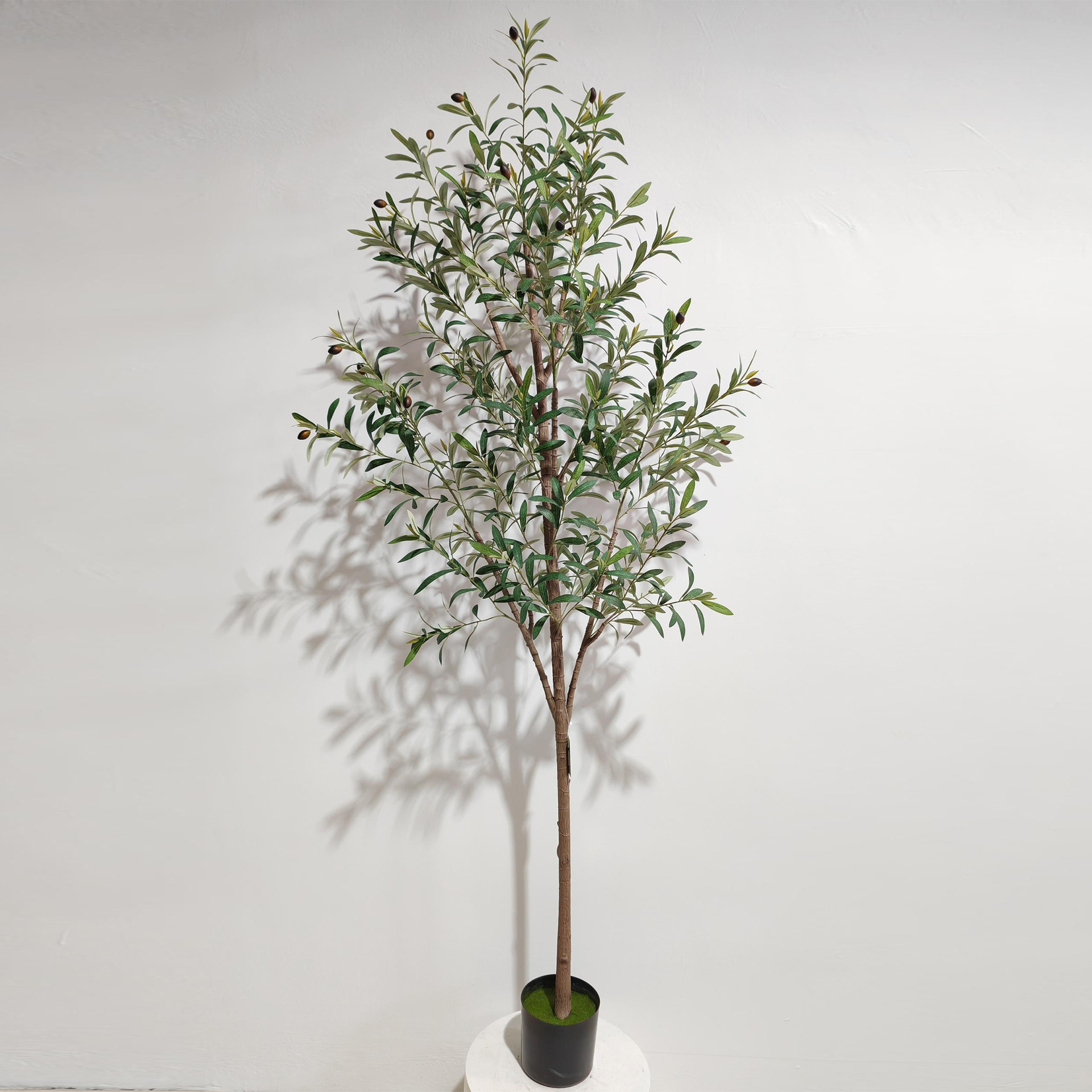 Amazon's artificial green plant, the olive tree, has fallen to the ground and is a large artificial plant ornament for indoor home decoration and landscaping