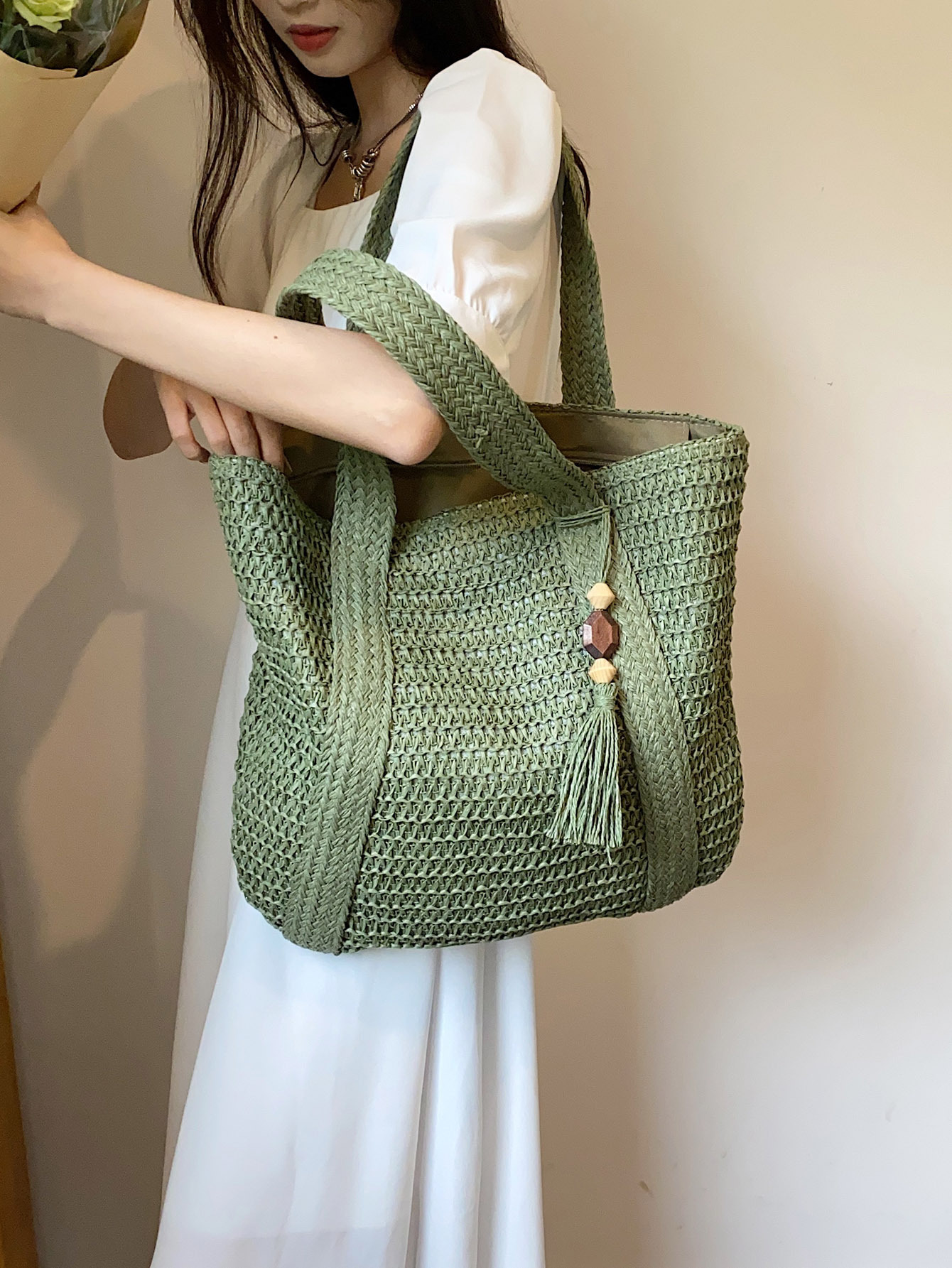 Large-capacity straw bag with a beach vacation vibe, new summer 2026 style, fashionable, casual, versatile shoulder tote bag.