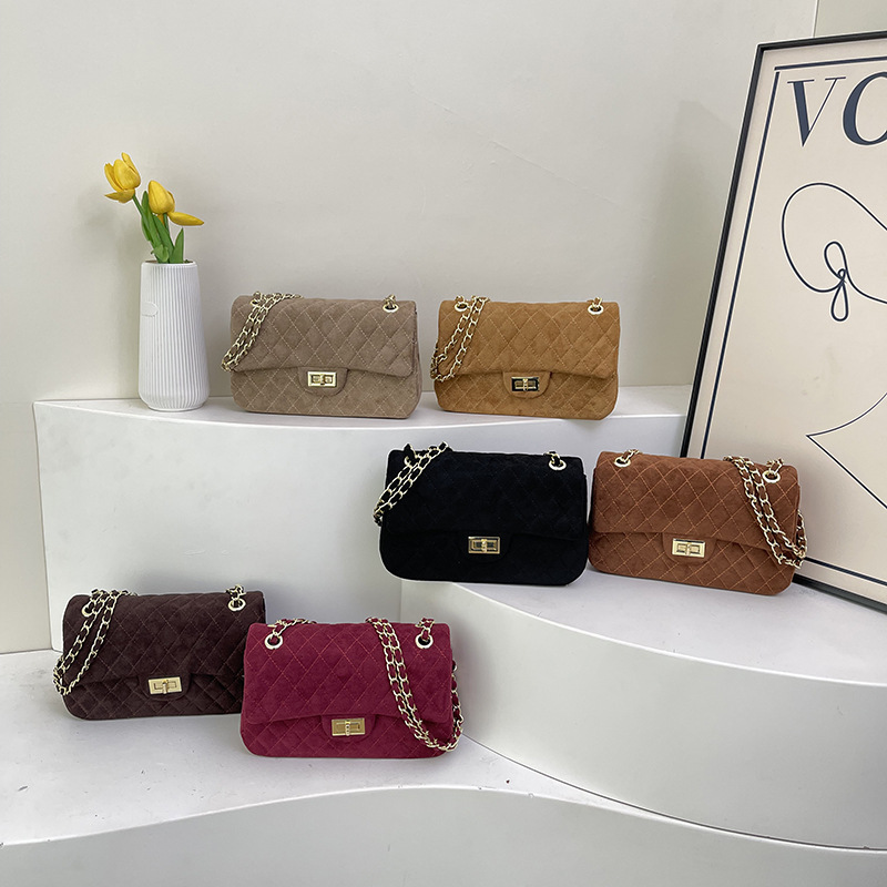 Elegant and simple quilted chain bag for women, new cross-border style, chic shoulder bag, suede, versatile, lock-fastening crossbody bag.