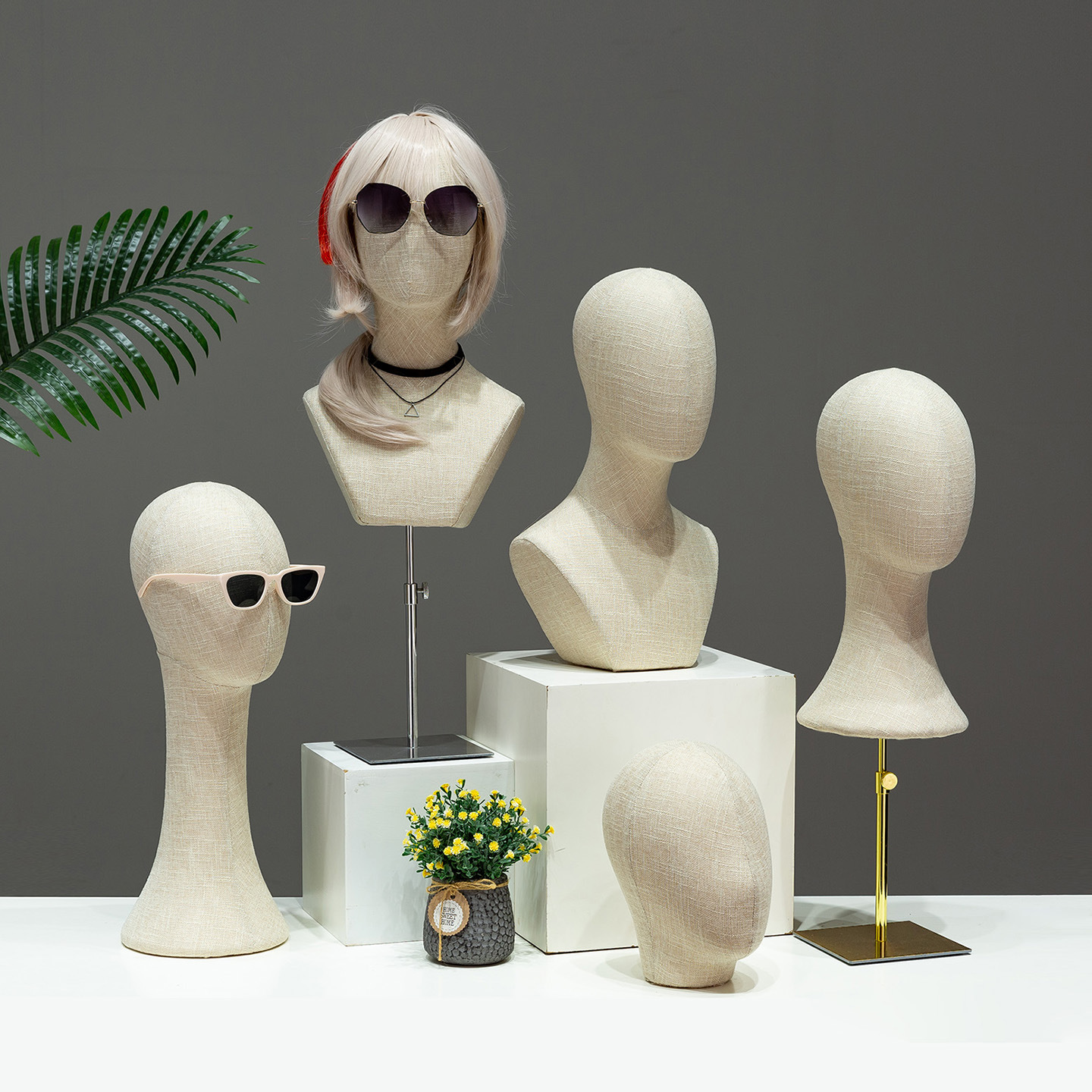 Mannequin head display rack with pins and bamboo joints, suitable for displaying hats, wigs, jewelry, necklaces, and mannequin heads.