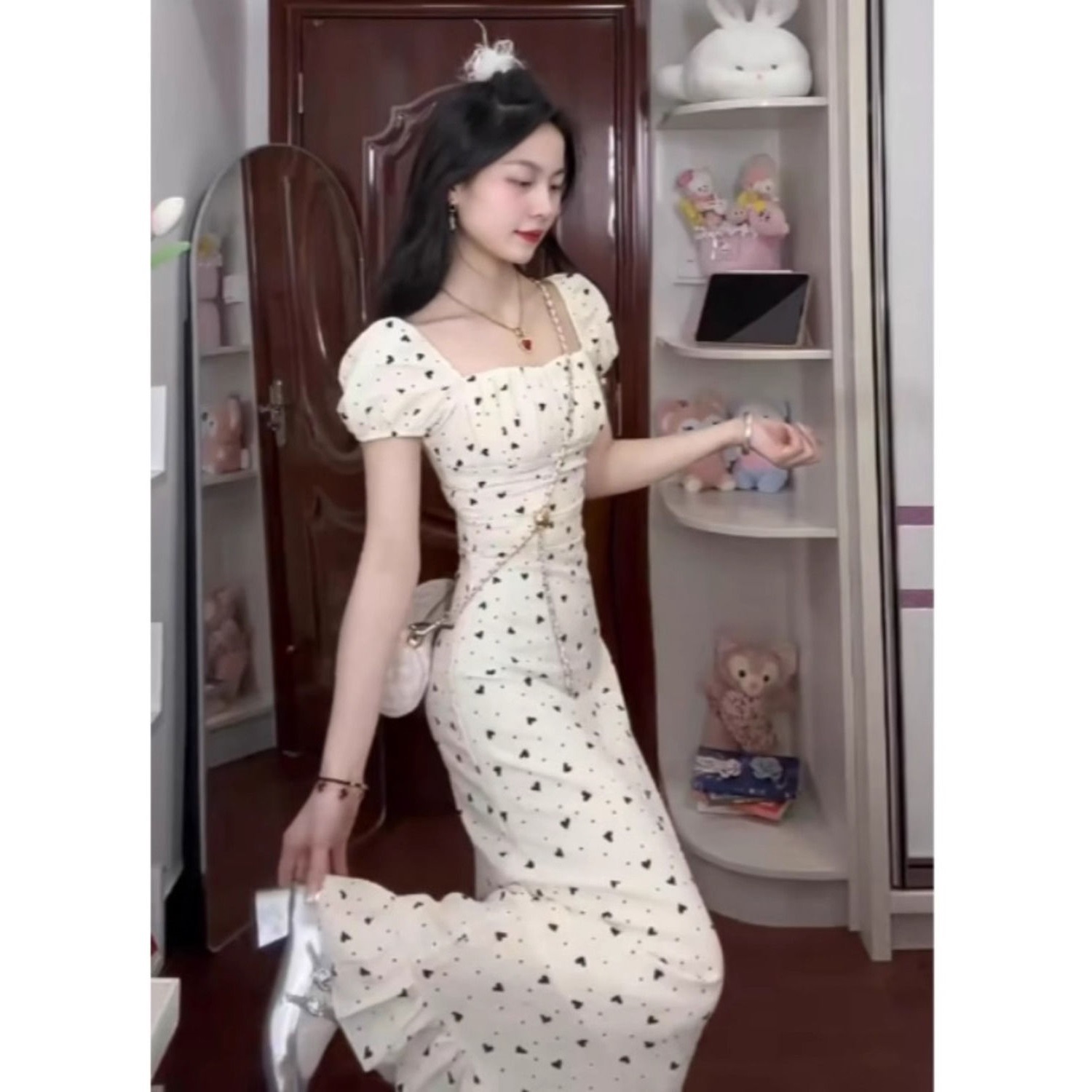 This summer 2026 dress is slimming and elegant, with a high-end look. It's a French style square-neck floral polka dot long dress