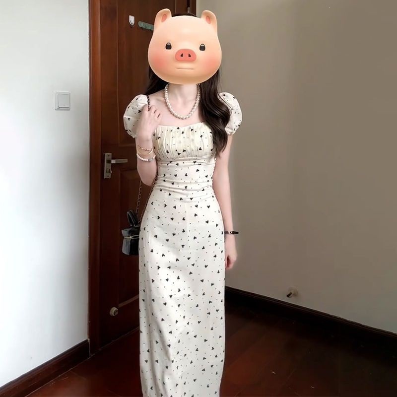 A gentle French-style high-end dress for women in the early autumn of 2026, featuring a petite and elegant floral print long dress