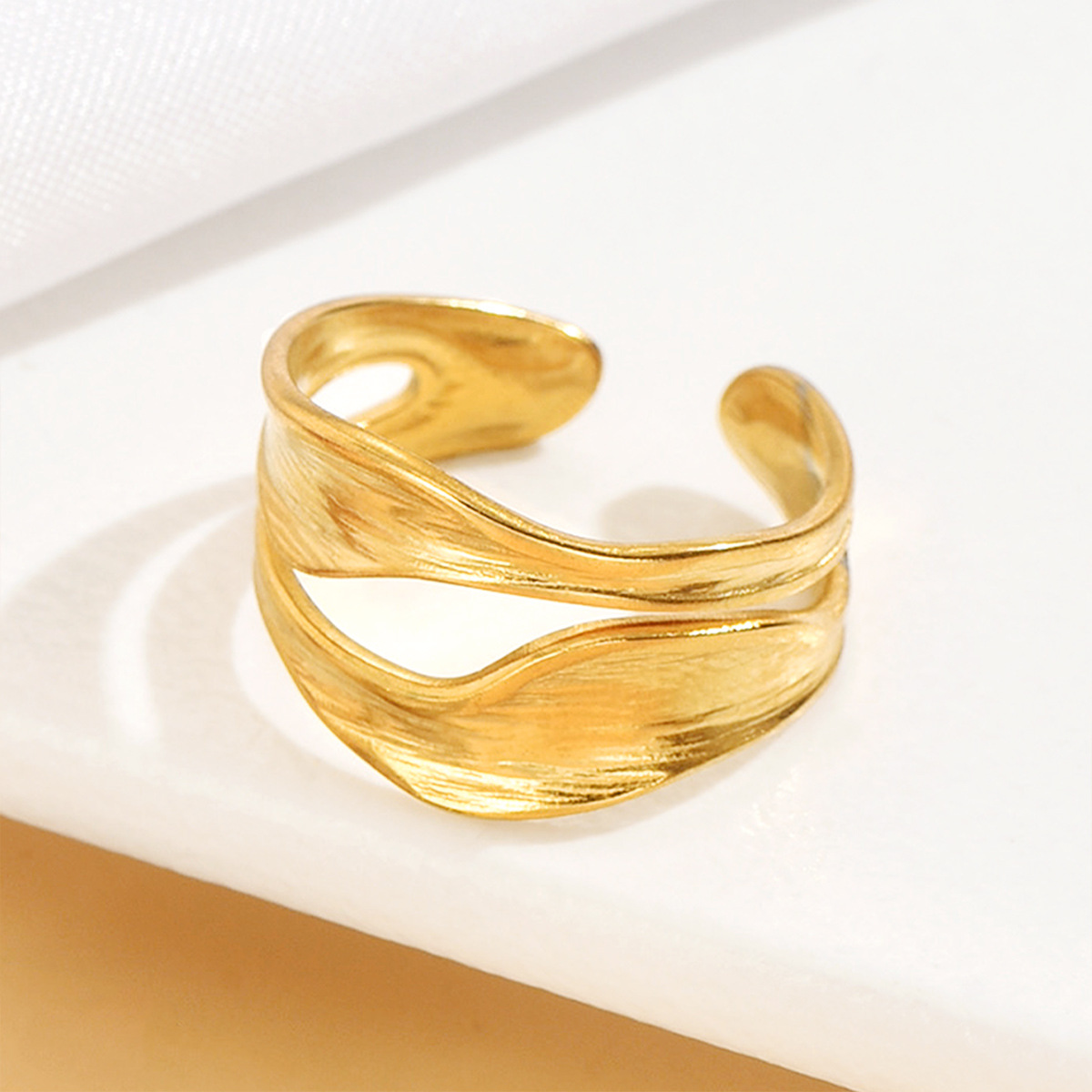 Cross-border retro geometric stainless steel ring for women, versatile, irregular opening, black and white enamel drip ring jewelry.