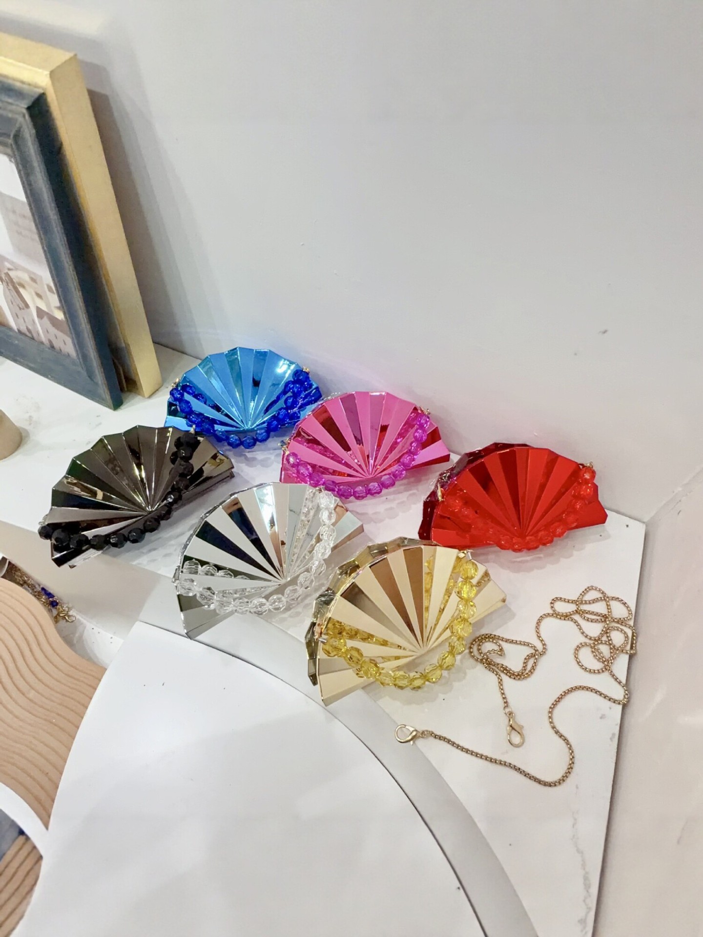 New cross-border style fan-shaped evening bag, sophisticated and fashionable women's clutch, chain crossbody bag, acrylic shell bag.
