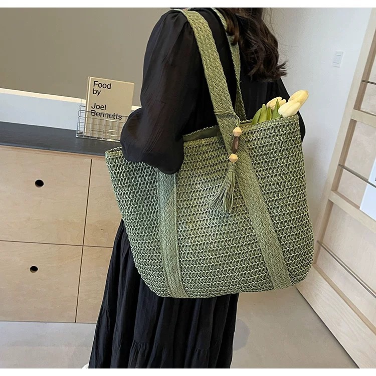 New tassel straw woven bag, handmade woven bag, versatile women's bag, vacation beach bag, large capacity shoulder tote bag for women.