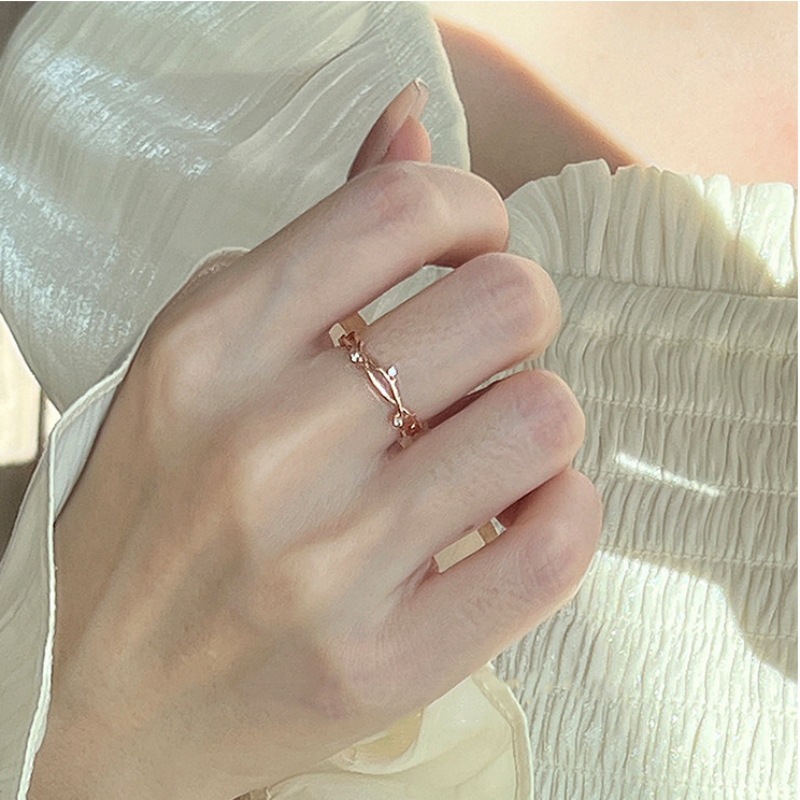 A delicate and simple open-ended vine ring for women, featuring a branch design, perfect as a Korean-style, fresh and cute gift for your best friend.
