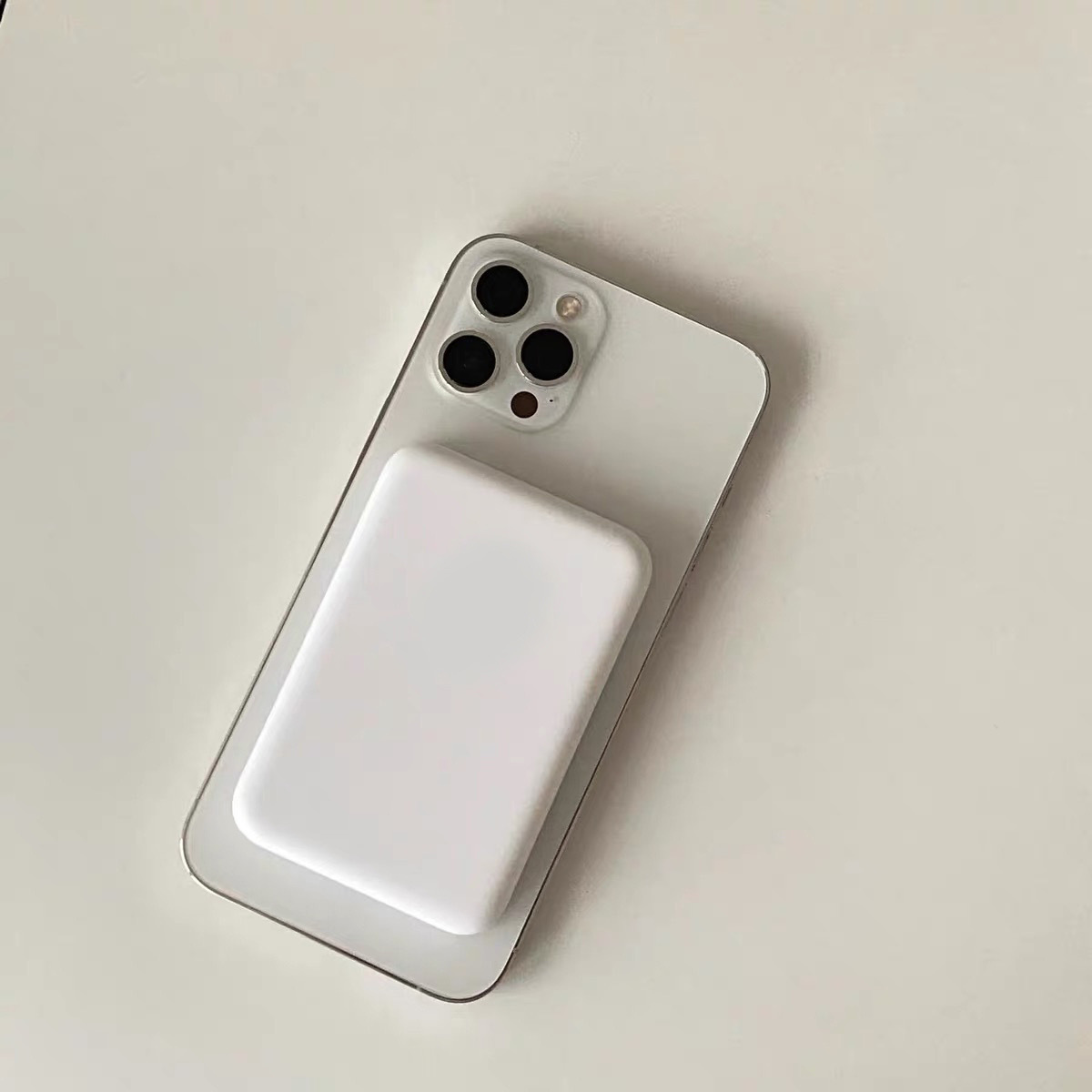 Magnetic power bank with fast charging, compatible with Apple iPhone 12-17, magnetic wireless charging back clip, portable power bank.