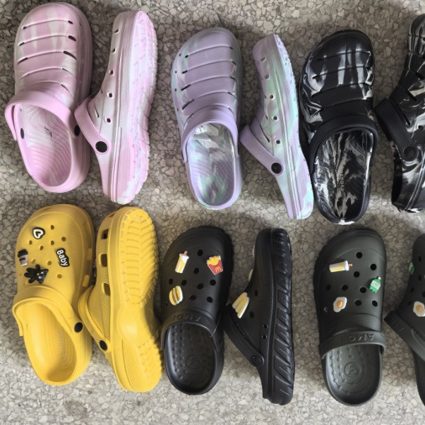 Rubber and plastic home slippers, unisex, thick-soled, trendy, indoor supermarket clearance sale, soft-soled slippers for morning, evening, and night markets.