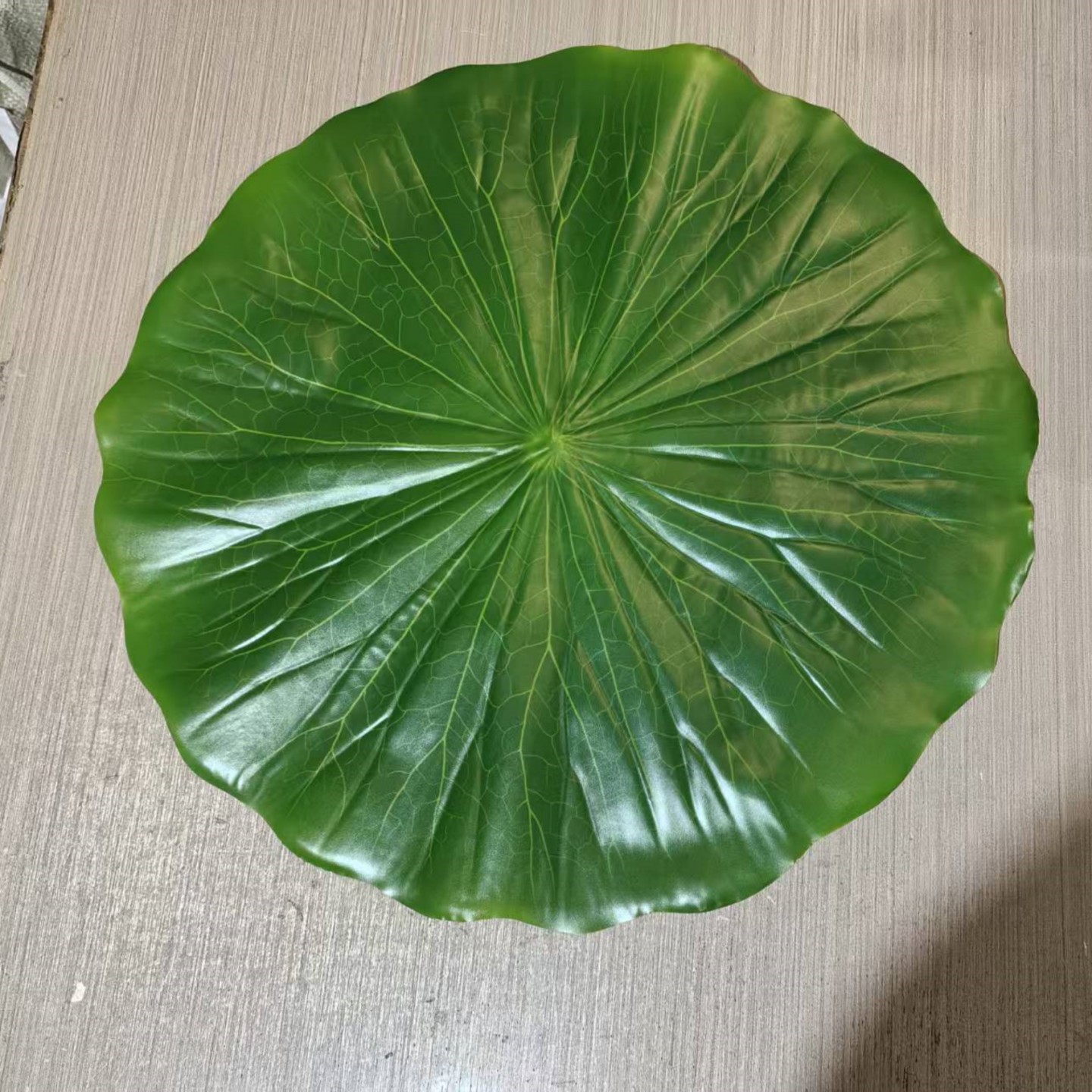 Simulated lotus leaves, plastic lotus leaves, fruit and food decorations, banana leaves, tree leaves props, lotus flowers, seafood ice table plating