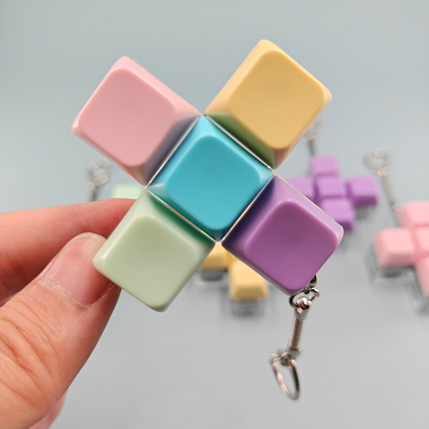 Five-key cross buttons can be freely combined with keycaps and colorful keychains to relieve stress. The illuminated toy cross helps relieve stress