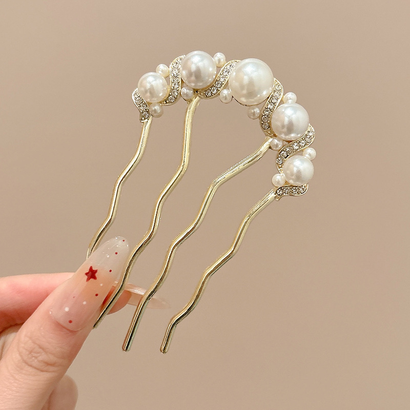 Lazy-person's U-shaped hairpin for securing a bun – a sophisticated and elegant hair accessory for the back of the head.