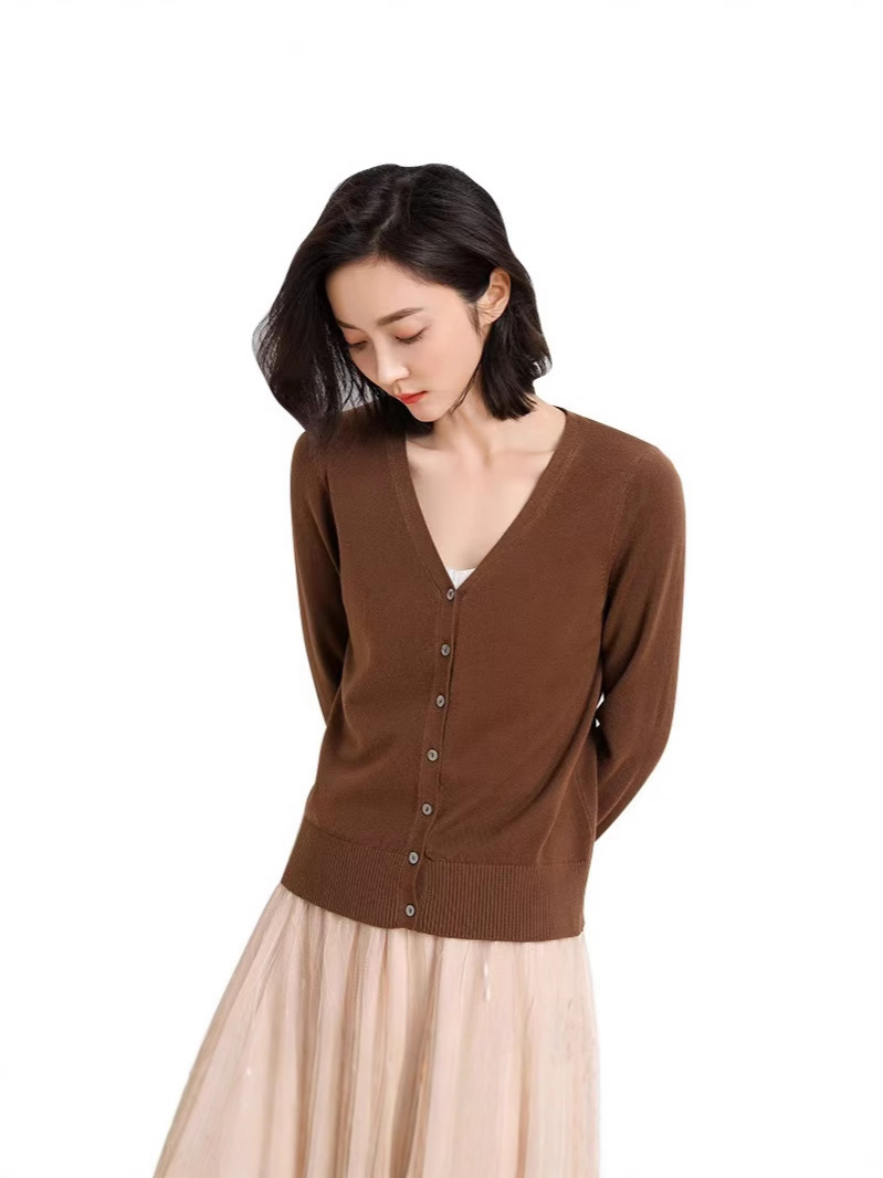 2025 New Women's Early Autumn V-neck Cardigan White Sweater Knitted Sweater with Buttons Solid Color Outerwear Women's Autumn