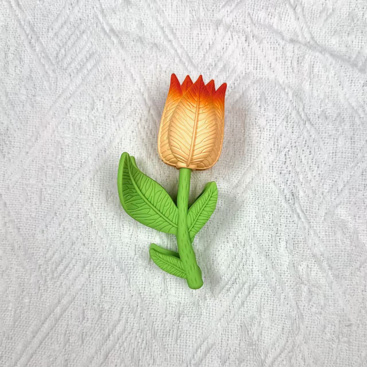 Deeply woven, beautiful tulip-shaped hair clip, perfect for summer, a fairy-tale style hair accessory for travel and vacation.