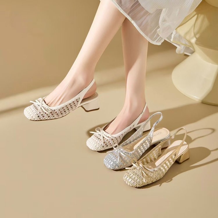 French retro square-toe bow-knot woven sandals for women, new summer 2026 style, mid-heel, one-strap, closed-toe sandals.
