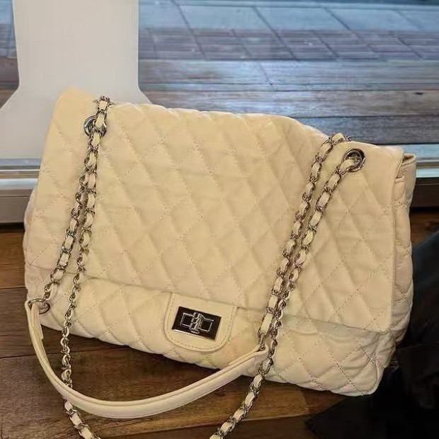 Black quilted chain commuter bag, women's 2025 new style Chanel-inspired tote bag, casual and simple shoulder bag.