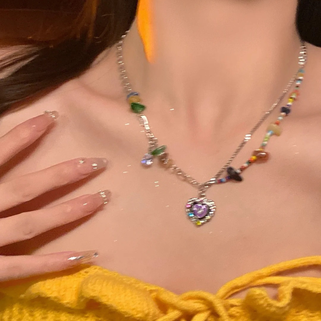 Candy-colored rhinestone-encrusted chain heart necklace, niche sweet and cool style pendant clavicle chain, fashionable design, versatile necklace for women.