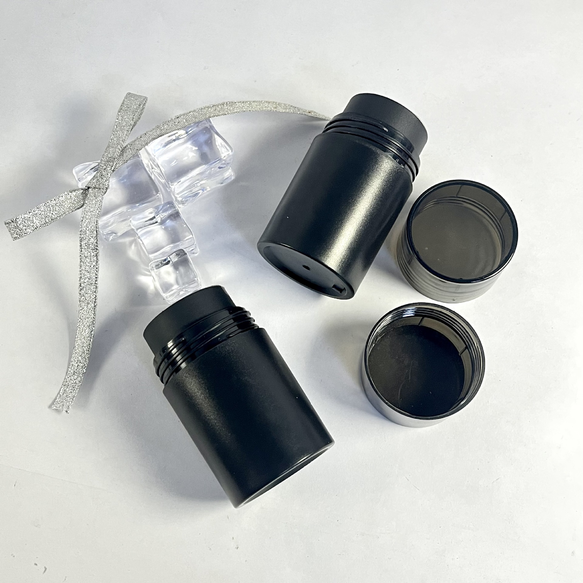 Small bottles of hair thickening and hair growth fiber powder can be printed with color and logo for hair care, hair fluffing and shaping