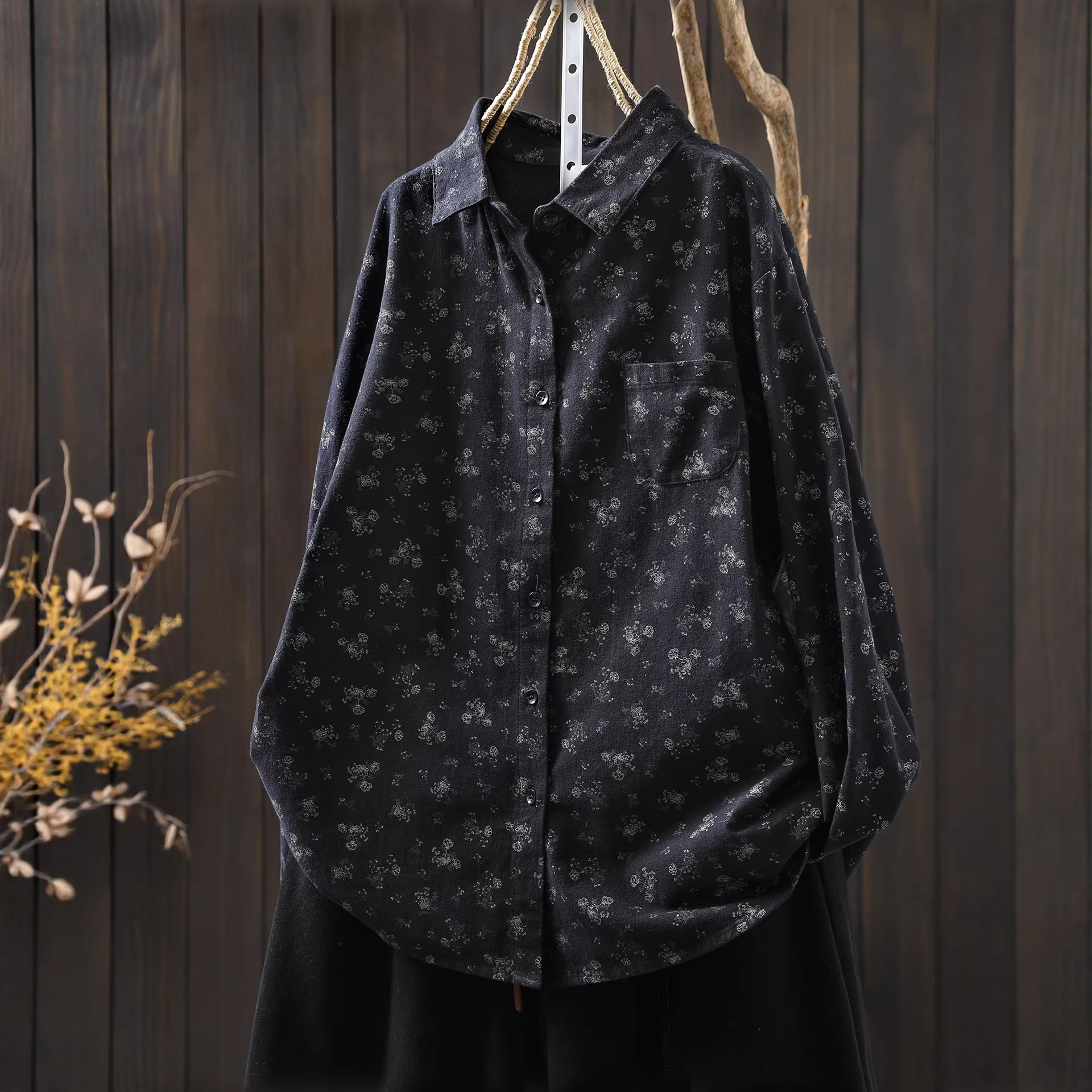 A new pure cotton floral layering top for winter in 2025, with a light and luxurious look that makes you look younger and more stylish when wearing a long-sleeved shirt inside