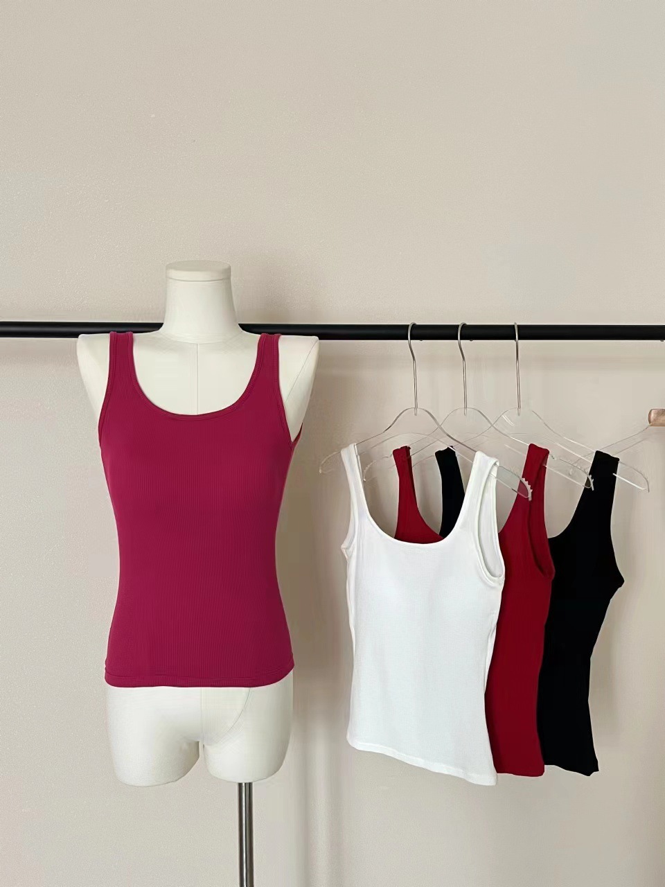American-style hot girl outerwear backless camisole with fixed bra pads, large U-neck design, simple, basic and versatile top