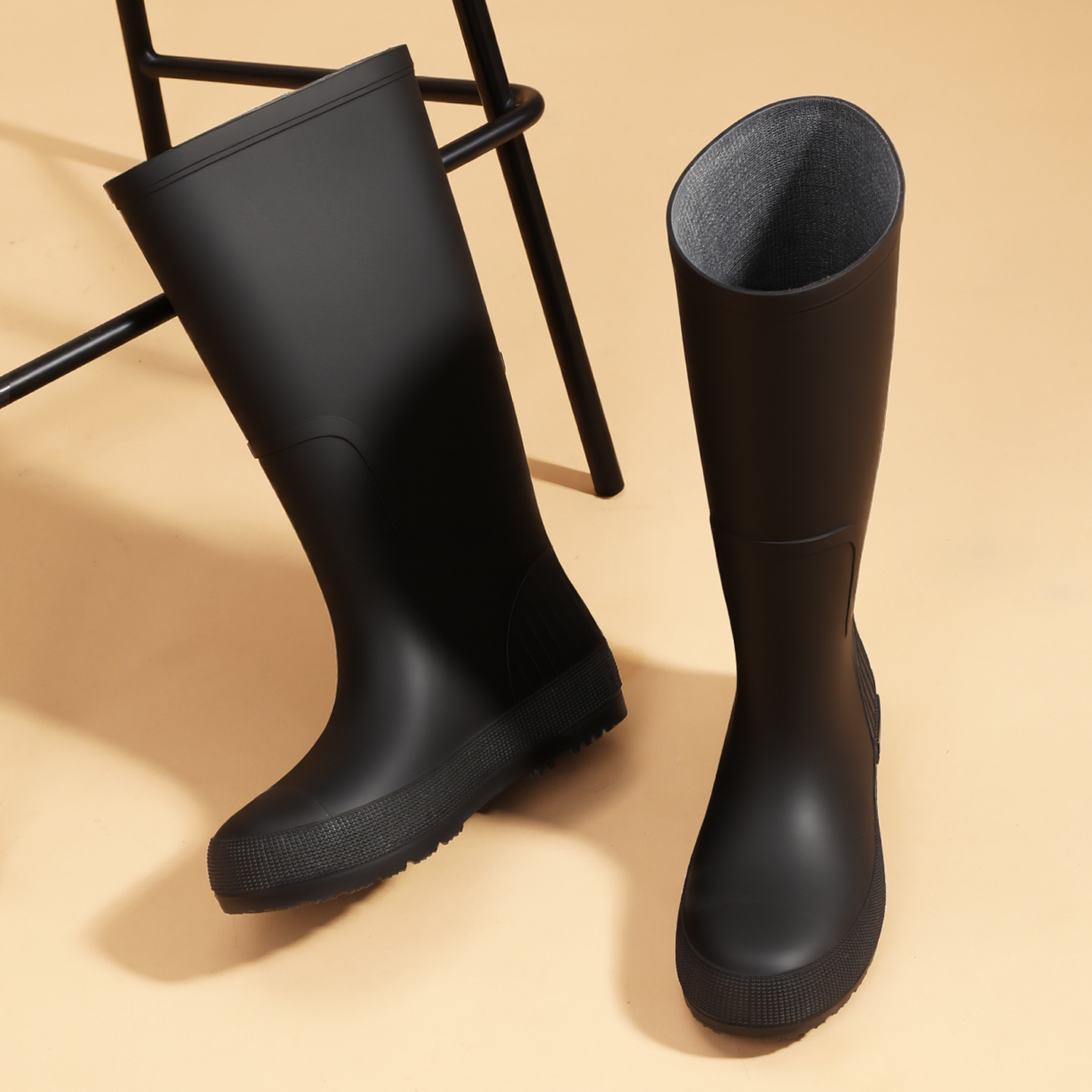 All-season matte black women's rain boots, high-top, thickened, suitable for kitchen use, women's rainy day commuting, and warm rubber boots.