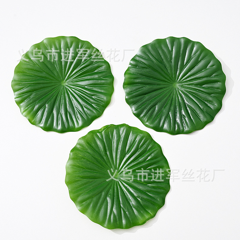 Simulated lotus leaves are used in fruit shops to decorate food display areas, as well as as props for photography and housewarming.
