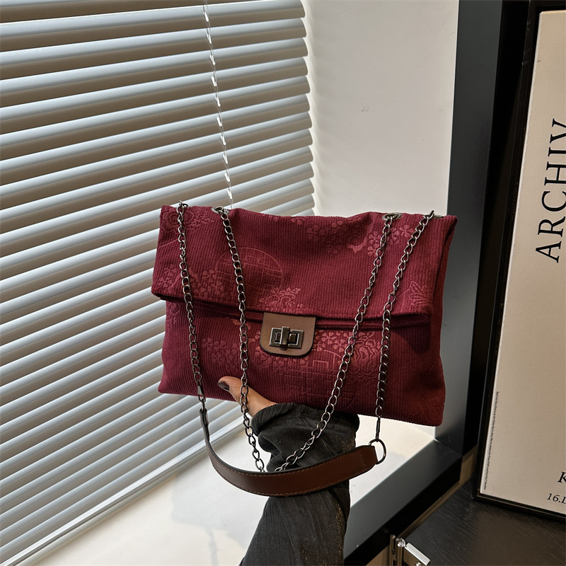 Niche design retro casual minimalist women's bag, new spring 2025 style, shoulder bag, crossbody bag, small square bag for commuting.