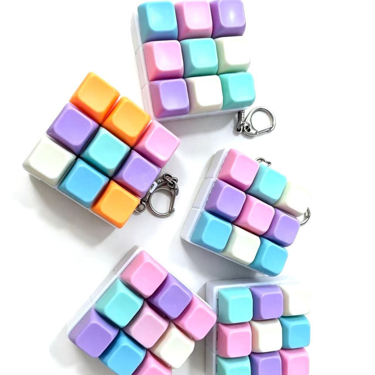 Wholesale of new cartoon Crayon Shin-chan 26-key stress-relieving keyboard, multi-color stress-relieving toys, keychains, pendants and souvenirs