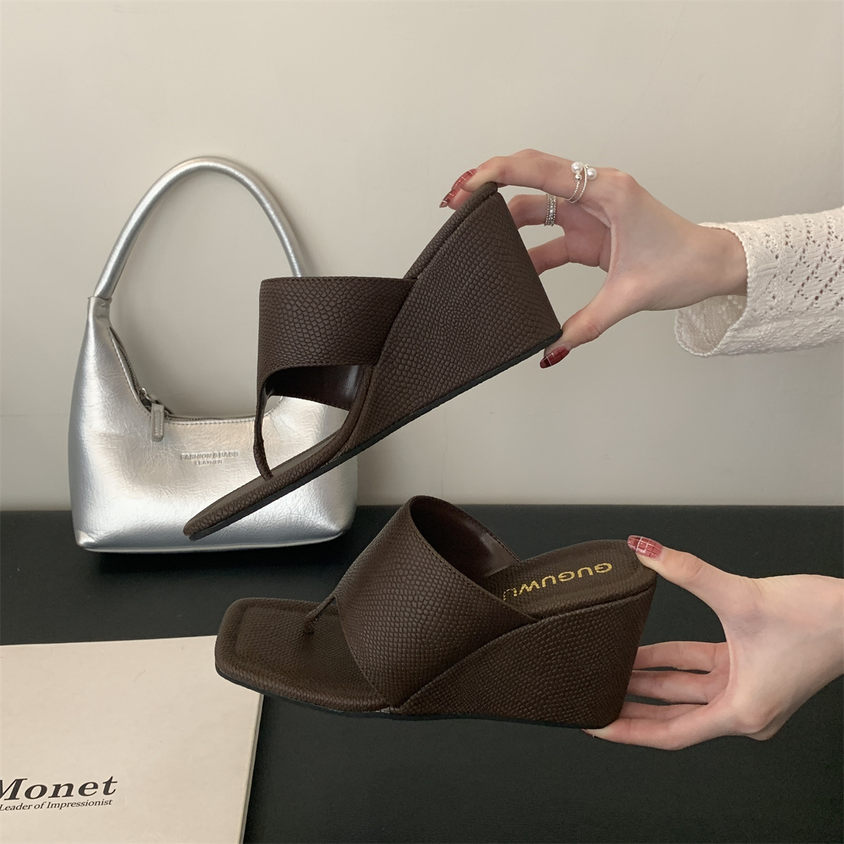 Niche Design 2026 Spring/Autumn New Slimming Wedge Heel Korean Style Open Toe Flip-Flops Elegant Sandals